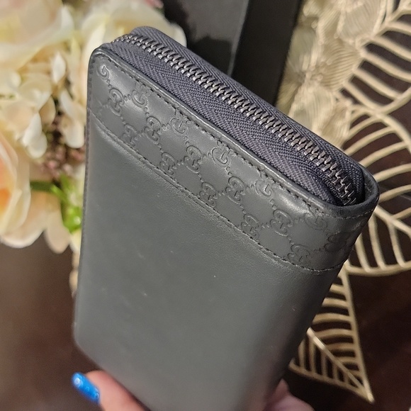 Authentic Gucci zippy wallet - Picture 1 of 9